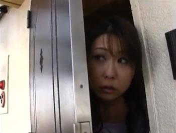 【美人団地妻と中出し交尾】おめでとうございます。当選しました。とノックし…♥