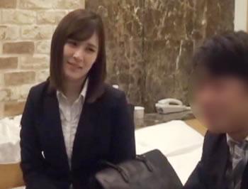 歳があまり離れてない先輩人妻OLと中出し1発10万円の謝礼を告げると何発するか？