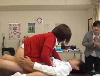 【性交クリニック】保護者同伴の性交処置で童貞の筆おろし治療を受ける男子生徒♥