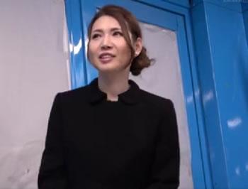 【MM号】「夫が死んでから一度も…」4年間してない2人の子持ち未亡人が乱れ狂う♥
