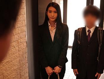 出張先で童貞部下と相部屋に…頼み込まれて1回だけSEXのはずが10発も…【本庄鈴】