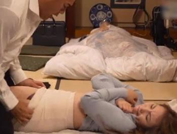 【ながえSTYLE】夫の主治医が老い先短い夫の近く傍で妻を…「夫のそばで中出し接吻」