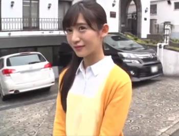 休憩中のスレンダー美人の保母さんをナンパ♥童貞君が筆卸しを懇願し無許可中出し