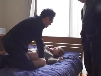 家内の会話を盗聴され夫が出張中に2人の男に家宅侵入されレイプ中出しされる人妻