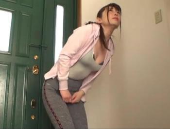 「お、おトイレ貸してください！」と突然入ってきた女性が玄関でお漏らしして…♥