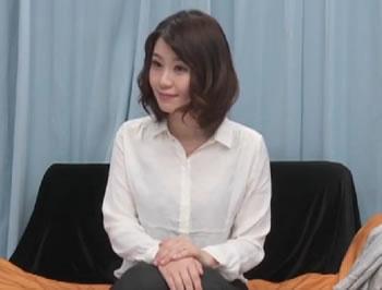 【MM号】とても子持ちの40歳には見えない美魔女セレブ奥さんにイケメンが生中出し♥