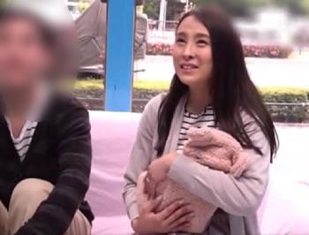 【MM号】2人の子供を持つアラサーの心優しいママさんがデカチン男に素股すると…