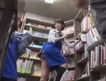 「あの～」お客さんが声を掛けてるのにバイトのJKのパンツを覗く書店の店長が…♥