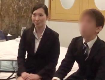 後輩社員は謝礼が掛かれば歳の差10才離れた巨乳の人妻女上司に何発中出しするか？