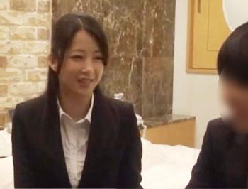 中出し1発10万円の謝礼でスレンダー巨乳の既婚美人先輩OLに4発も中出しする後輩♥