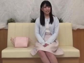 今は彼氏のいない20才の超カワJDが謝礼を渡されて見知らぬ学生とキスをするが…♥