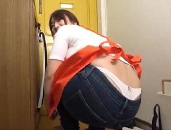 家事代行主婦のピタパン尻に我慢できずにバックからデカチンをねじ込み生中出し！
