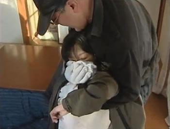 近所の奥さんがゴミ出しに行った隙に家に忍び込みクロロホルムで眠らせて犯す男