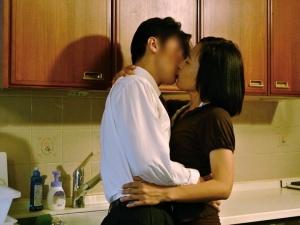 【嫁の母】「すごい硬い…」夕暮れのキッチンで始まってしまう不道徳セックス！！互いの性器を舐め合うと、そのまま立ちバックで…