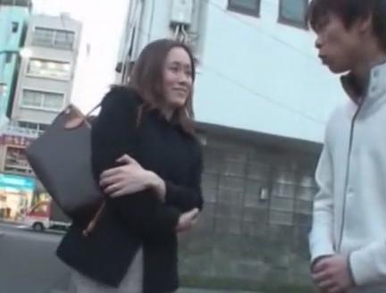 ナンパされて乱交セックスしちゃう美乳オッパイ素人女の子がバイブでオマンコ刺激されちゃう