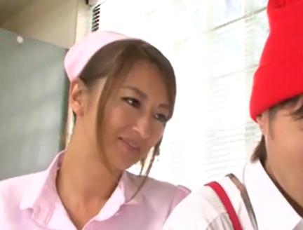 スレンダーな美人お姉さんが男を誘惑してイヤラシクフェラしちゃう