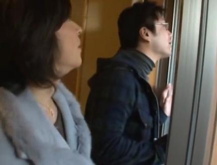 息子と温泉旅行で近親相姦セックスしちゃう人妻熟女