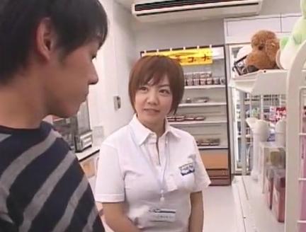 ショートカットの巨乳オッパイ定員さんが大人のおもちゃでオマンコ感じちゃうｗ
