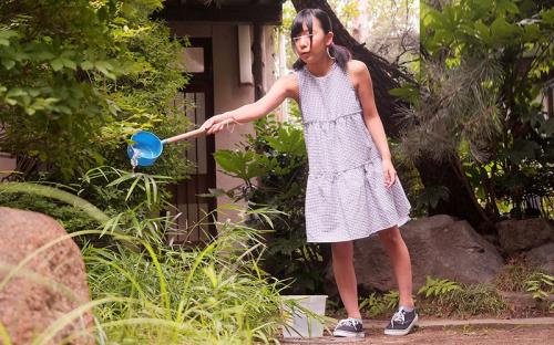 【痴女】温泉旅行中の男性客のチンポを狙って近づくロリ少女！