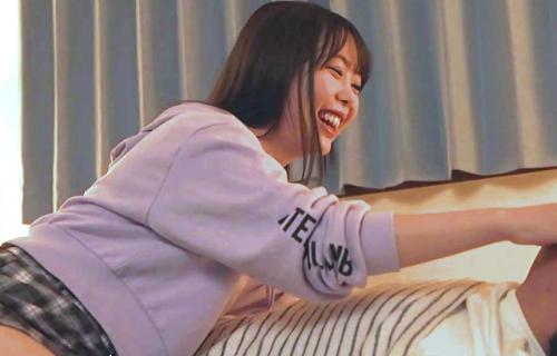 家飲みで酔っ払った友達の彼女！「おちんちん固くなってるよ？」めっちゃチンポをいじられた！【百瀬あすか】