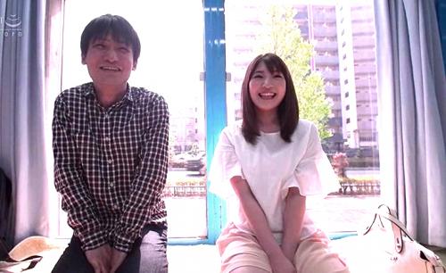 【マジックミラー号】素人カップルに声掛け！「彼氏のチ○ポを当てるゲームに挑戦！」わざとなのかな大きい方選んじゃって寝取られセックス！
