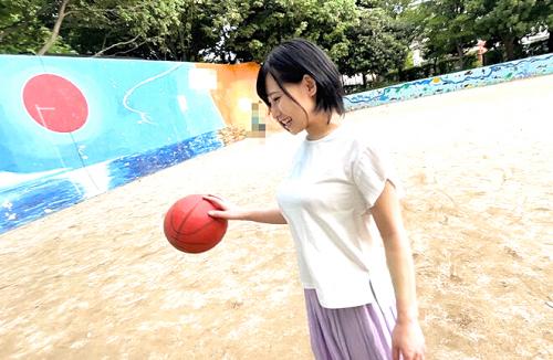 【素人】気だるげな流し目がエロい美術教師の卑猥なおっぱい！