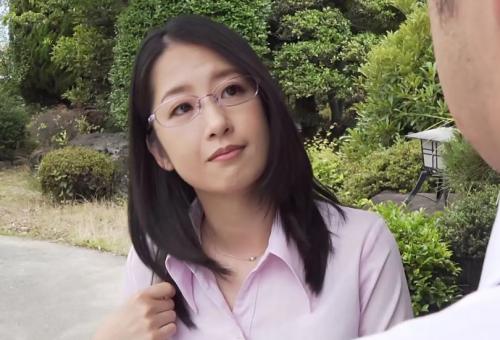 憧れていた女上司と地方出張する事に！何とか宿を見つけるが1部屋しか空いていなくて…。【鈴木さとみ】
