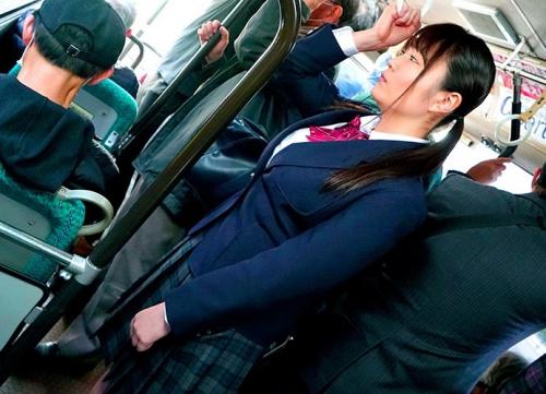 【バス痴漢】いつもの通学バスで予期せぬおっぱい痴漢魔に超困惑するロリ学生！