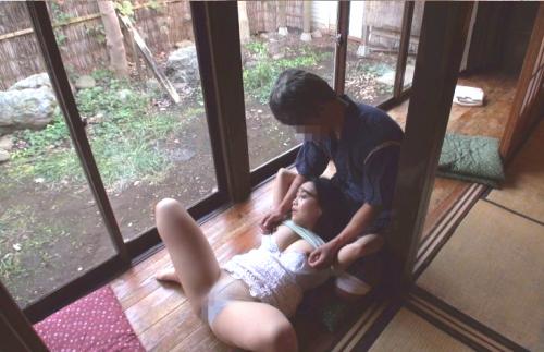 夫が留守の昼下がり！「こ、こんなこと…ダメです…。」近所の町内会の熟女妻を寝取る町内会長！【艶堂しほり】