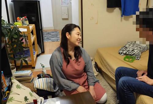 【素人盗撮】エロい46歳のおばさんが部屋に来てあれやこれやと世話を焼いてくれるサービス！