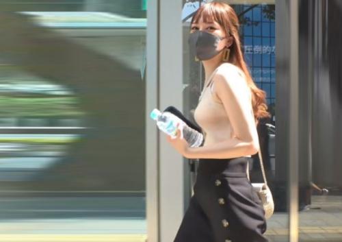 【素人】性感帯のおっぱいや美尻を揉んだら乳首が勃起しちゃう色白スレンダーギャル！