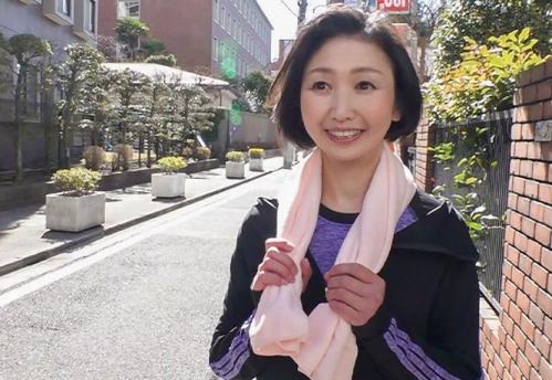隣人のニート男に無理やりデカチンで犯されて感じてしまった熟女妻。【生野光代】