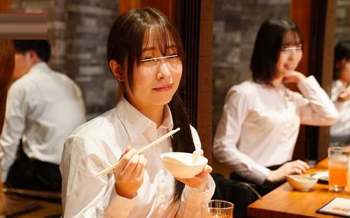 【忘年会痴漢】普段生意気な女子社員をシャブらせ勝手にブチ込んで犯す！