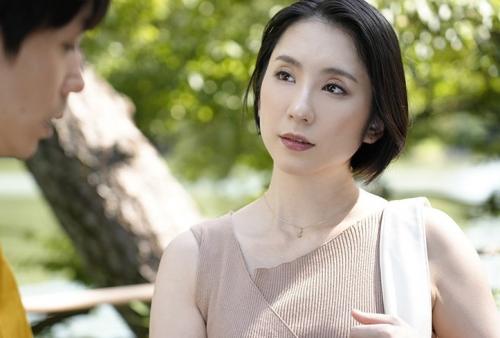 地元へ帰省した僕。「久しぶりね？」人妻になっていた憧れの幼なじみとカラダの関係に！【舞原聖】