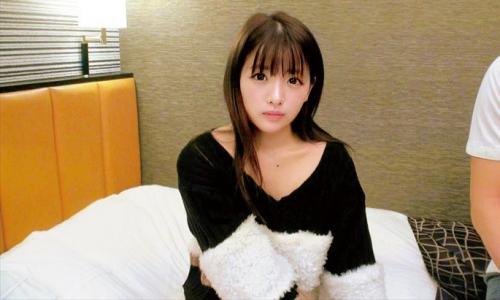 【素人】うすいラップ一枚挟んで童貞君のオチンチンと素股してたらぬるっと生挿入！