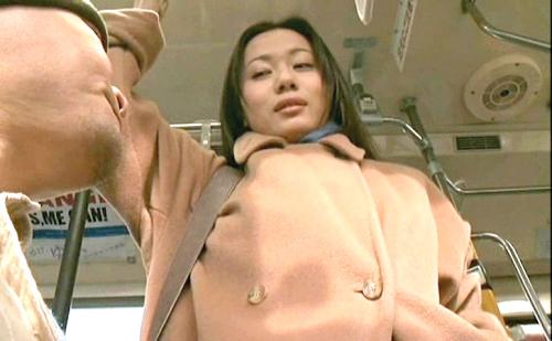 【ヘンリー塚本】「あんたなんでオマンコ丸出しなんだ？」やられたい痴女の通勤バス！