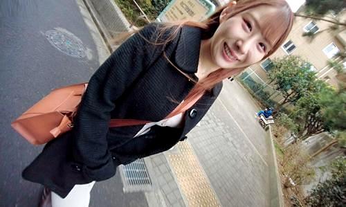 【素人】街中で他人チンポを野外フェラしてザーメンをごっくんさせられる人妻がエロすぎる！