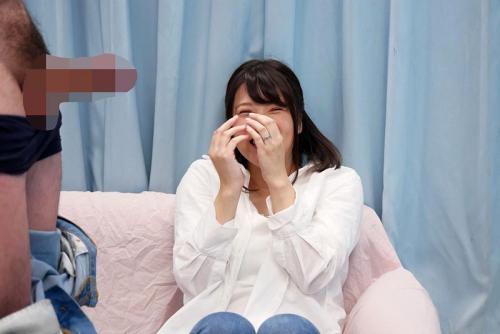 【マジックミラー号】色白の人妻さんに声掛け！「外に旦那がいるんですけど…。」と言いつつ積極的におちんぽ咥えちゃう中出し妻！