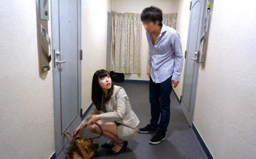 隣人の巨乳美人OL！「部屋のカギを落としてしまって…」実は男が仕組んだ罠だった！【宝生リリー】