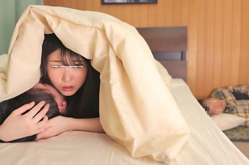 【NTR】「やだ…声が出ちゃう…。」彼が寝ている横で彼の親友と布団の中でバレないように濃厚スローセックス！
