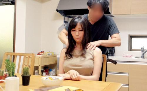 「この色っぽくて巨乳な奥さんを寝取りたい！」超美人な人妻は…憎き年下上司の奥さん！しかも抜群のエロボディ！【真木今日子】