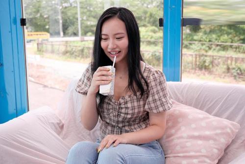 【マジックミラー号】プリプリしたお尻の女子に声掛け！「牛乳を口に含んだ状態で10分間くすぐりにガマンできたら100万円！」お金に目がくらんだチャレンジャー！