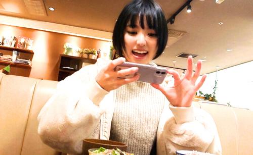 【素人】上京まもない細身でショートカットのかわいい現役女子大生ほホテルへ！