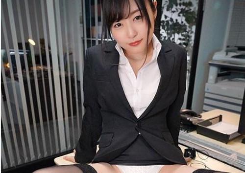 【社長秘書】とっても意地悪な社長秘書から会社で毎日いじめられてるM男社員！