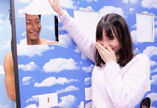 【マジックミラー号】彼氏のオチンチンを当ててみてゲーム！外れたら即NTRセックス！
