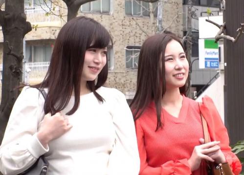 【素人】タオルでは隠せないほど大きな人妻のおっぱい！ 友だち同士のお綺麗な若妻さん！