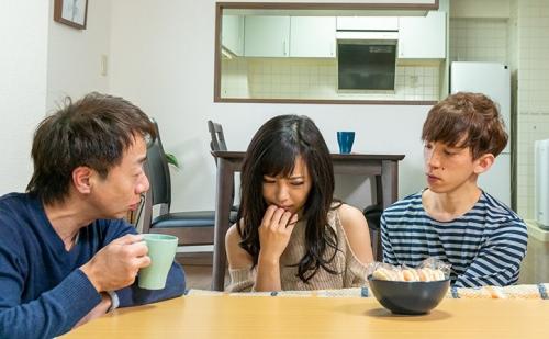 【コタツNTR】父親が再婚して連れてきた新しい義理母のオマンコをコタツでいじって寝取る！