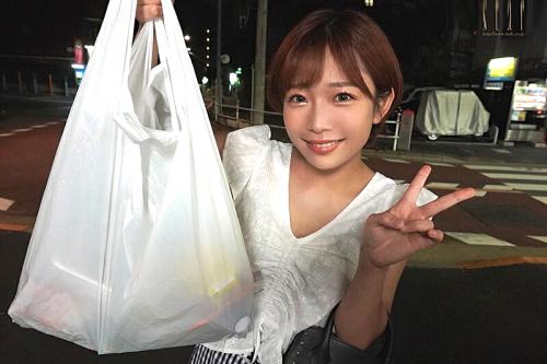素人男子を逆ナンパ！「キミのはどんな味がするのかな？」素人さんのザーメンをごっくん！【紗倉まな】