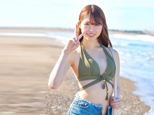 【中出しセックス】海でナンパした水着ギャルに童貞のフリした絶倫男が優しいビキニのパイパン娘をガン突きピストン！