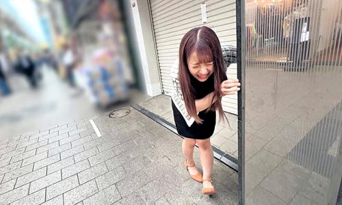 【素人】美少女とリモコンバイブ付けて雑踏の中お散歩！興奮して濡れまくる変態女子！